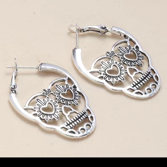 Jewelry - NIP Silvertone Skull Earrings